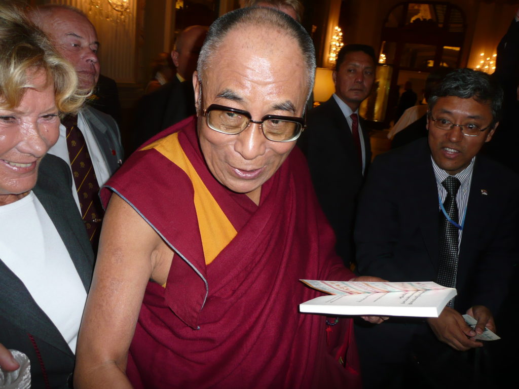 Současný dalajlama po převzetí tibetského vydání Povídání o pejskovi a kočičce