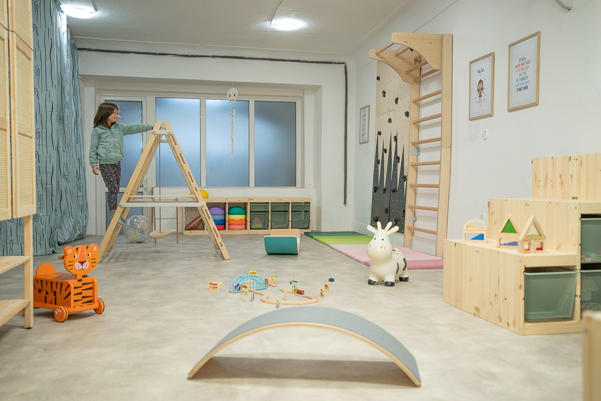 interier-klubco-ucimedetianglictinu-1